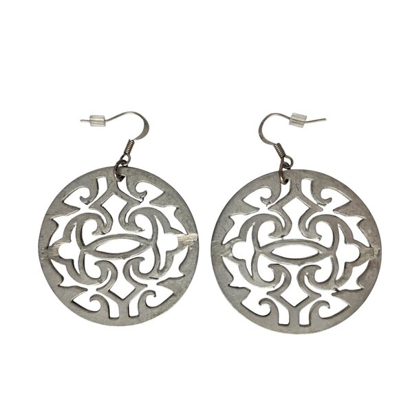 Vtg Silver Tone Filigree Dangle Earrings Ornate Cut-Out Swirl Design Boho Chic - Picture 2 of 3